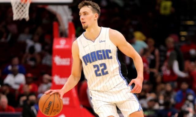 展示了他在 展示了他在