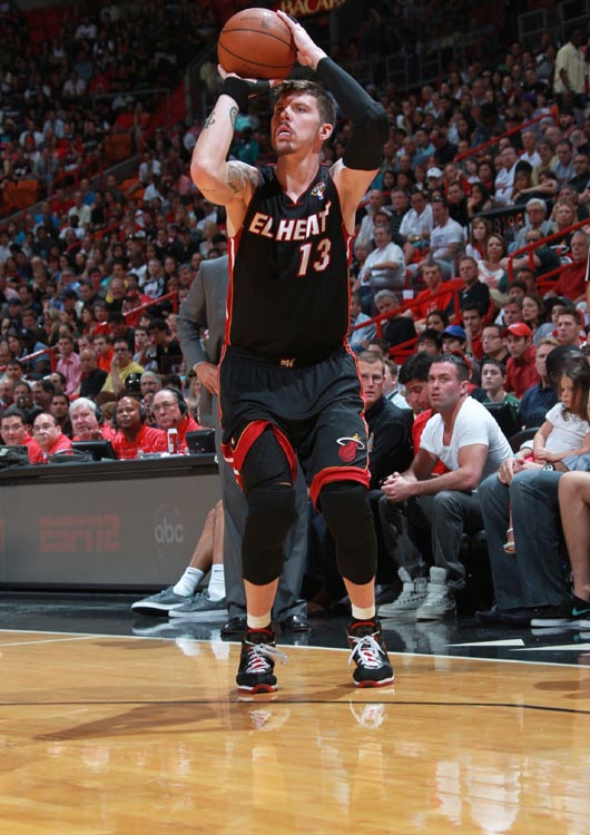 这可太快了！王哲林顺下扣篮被桑普森犯规 后者开场仅1分钟两犯